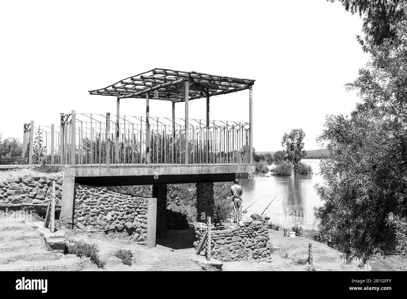 Douglas, Südafrika - 1. März 2023: Angler in Samevloeiing bei Douglas, wo der Orange River und der Vaal River zusammenfließen. Schwarzweiß Stockfoto