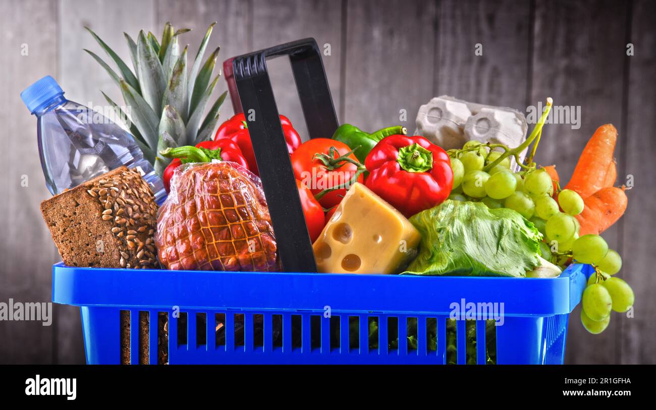 Einkaufskorb aus Kunststoff mit sortierten Lebensmittelgeschäft Produkte Stockfoto