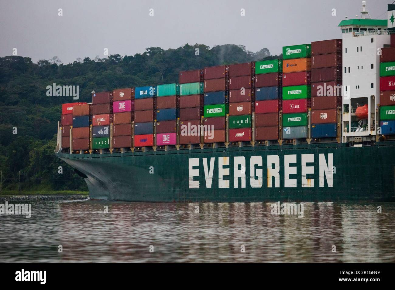 Das Containerschiff Ever Superb von Evergreen fährt durch den Panamakanal in Richtung Karibik, Republik Panama. Stockfoto