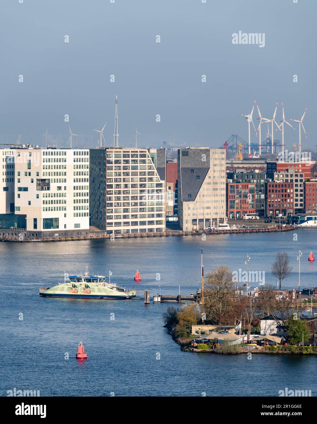 Amsterdam, Niederlande - Ijdok Apartment Building von Zeinstra van Gelderen Architects auf der anderen Seite des Flusses IJ Stockfoto