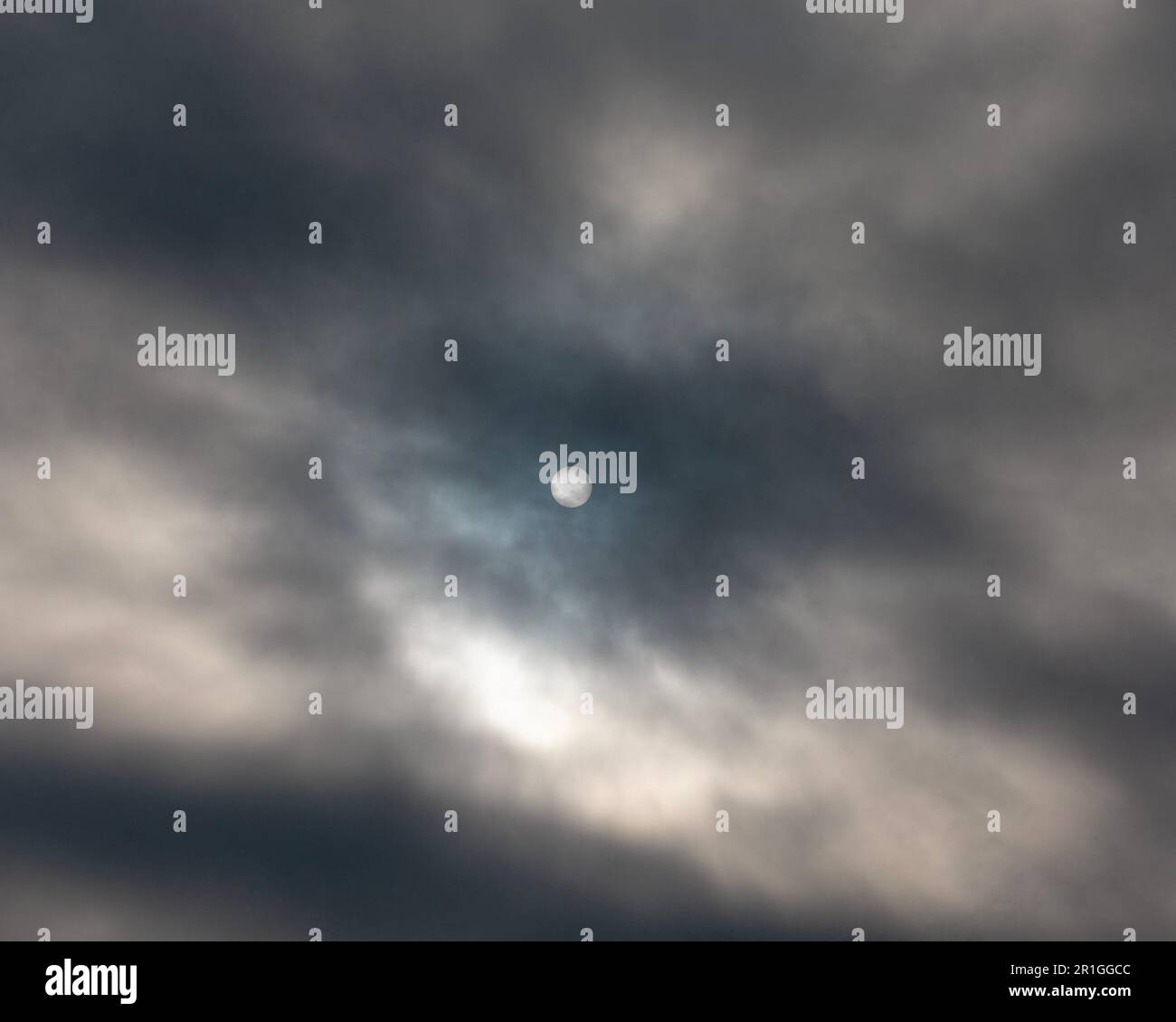 Die Sonne, die im Frühling durch die Wolken in Worthing ragt Stockfoto