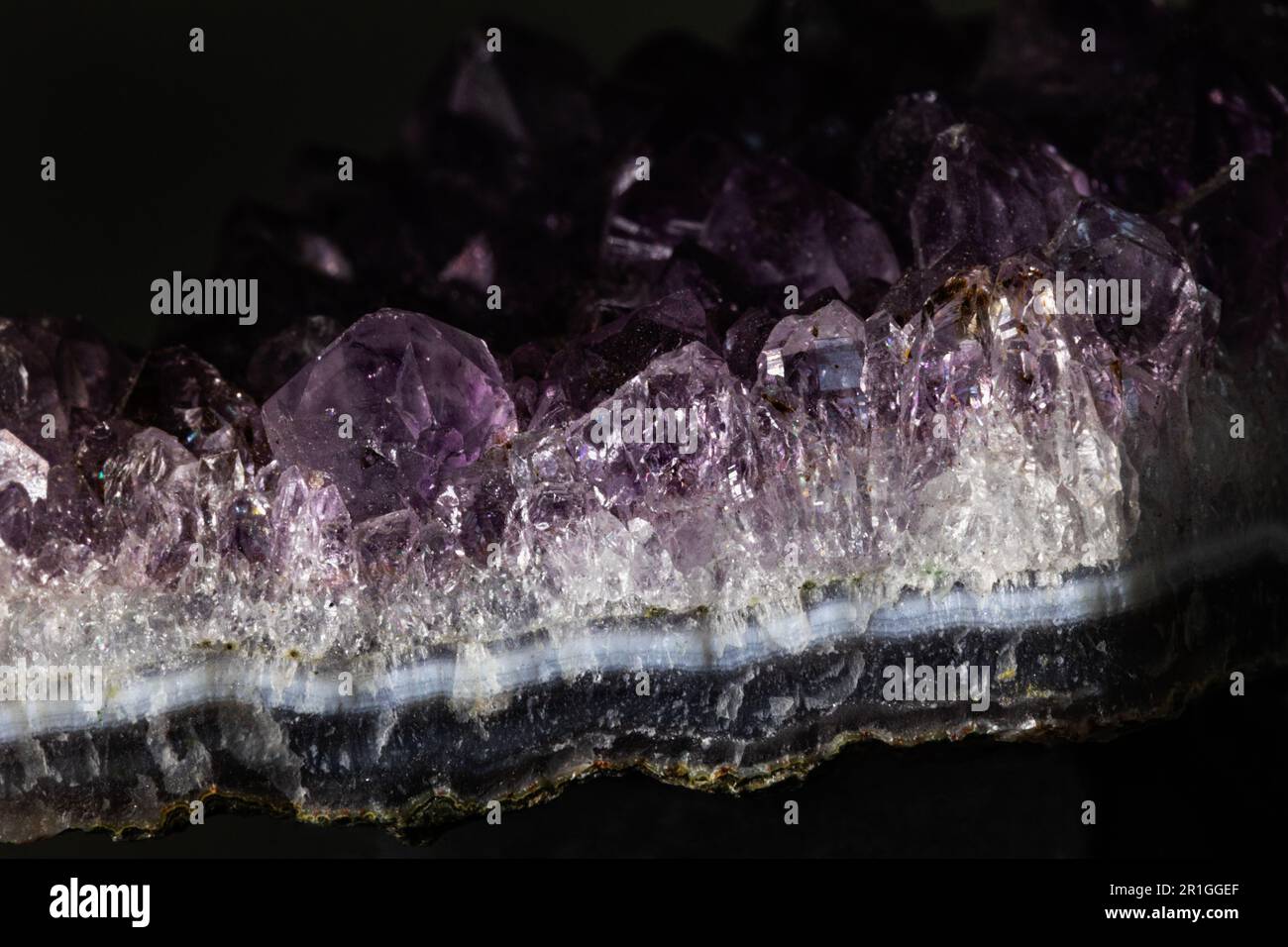 Amethyst-Kristalle aus dem Inneren eines Geodes Stockfoto