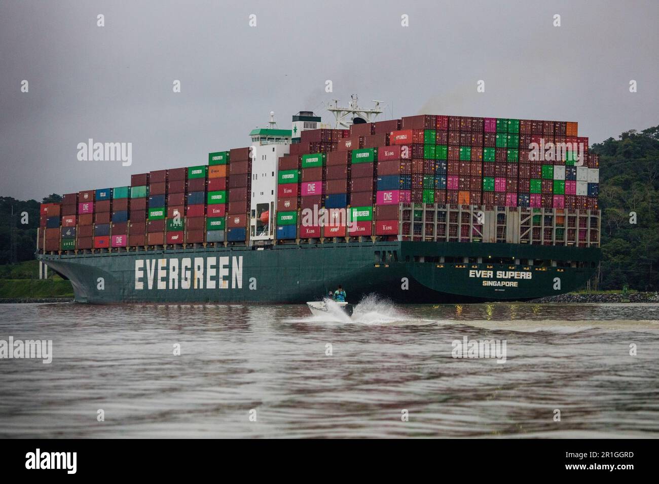 Das Containerschiff Ever Superb von Evergreen fährt durch den Panamakanal in Richtung Karibik, Republik Panama. Stockfoto