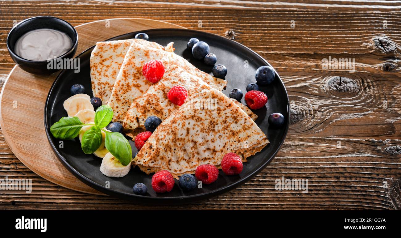 Ein Teller Pfannkuchen mit Käse und Obst Stockfoto