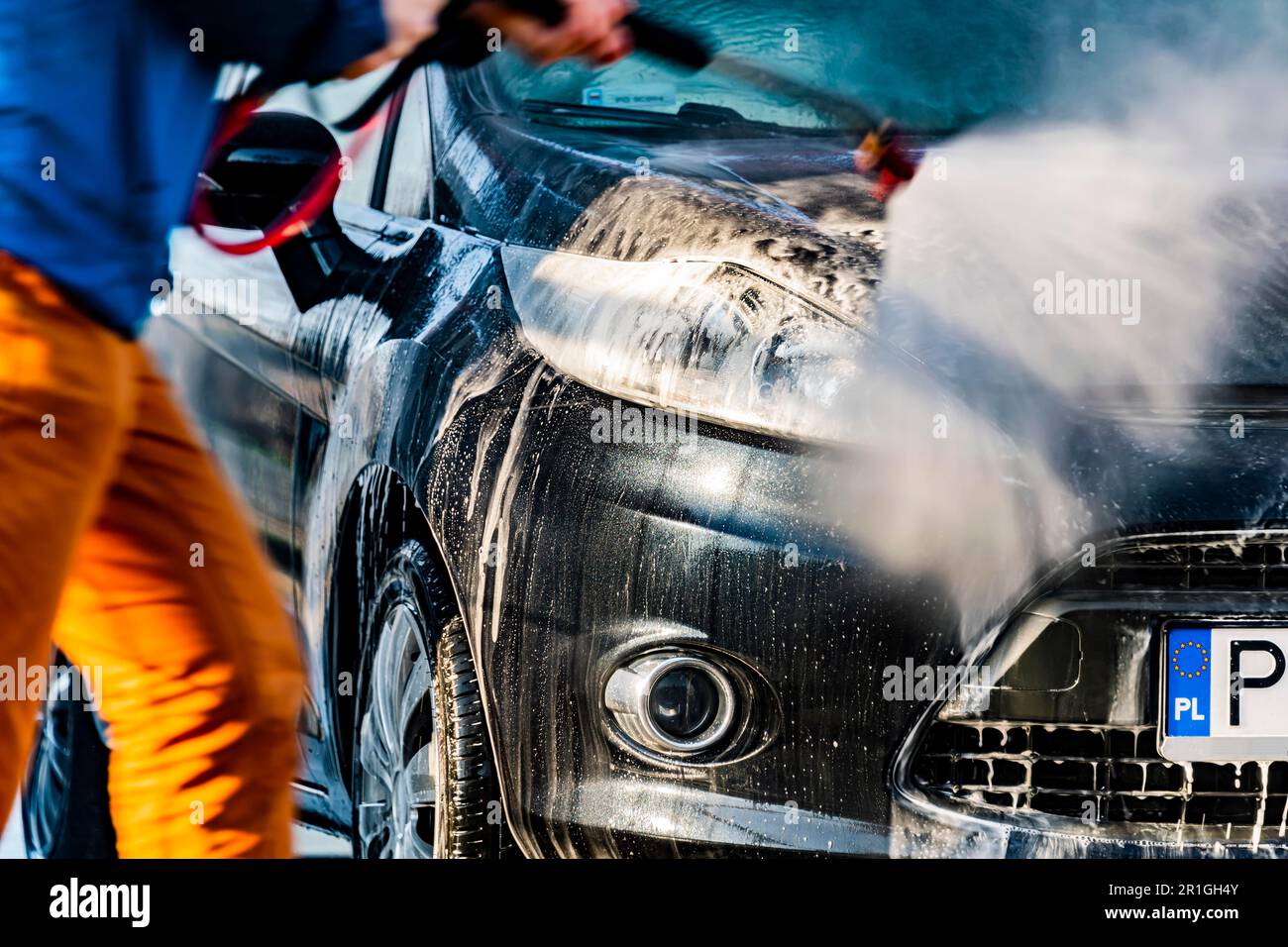 Ein Fahrzeug in einer münzbetriebenen Autowaschanlage Stockfoto
