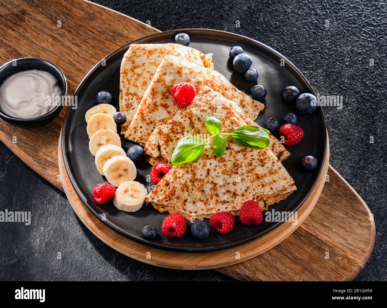 Ein Teller Pfannkuchen mit Käse und Obst Stockfoto