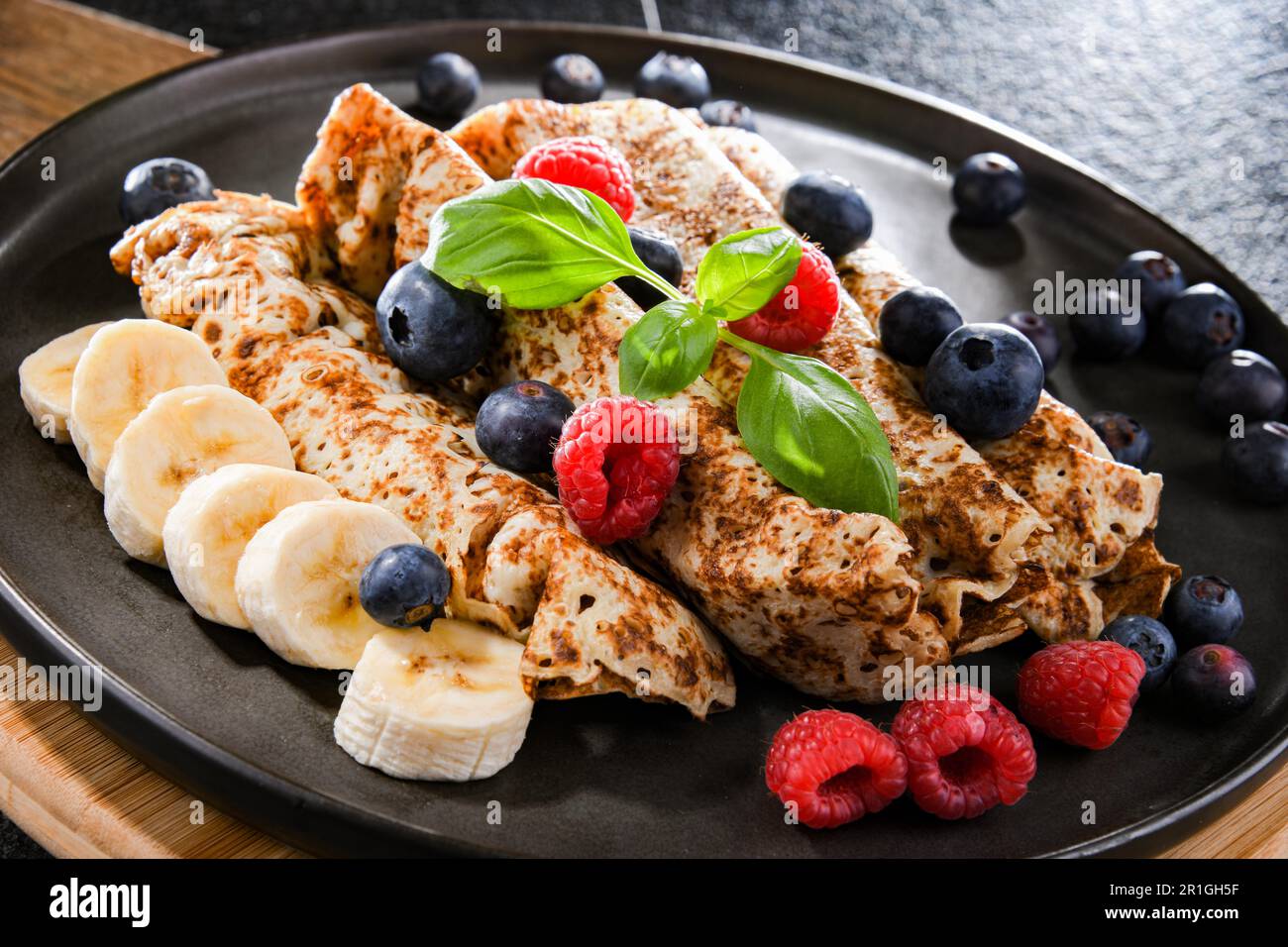 Ein Teller Pfannkuchen mit Käse und Obst Stockfoto