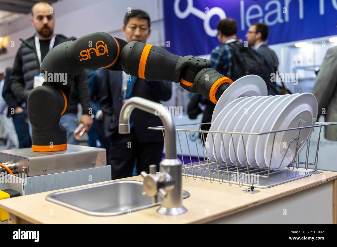 Roboter zu Hause, ein Roboterarm der Firma IGUS, unterstützt die Geschirrspülung in Hannover, Niedersachsen, Deutschland, Europa Stockfoto