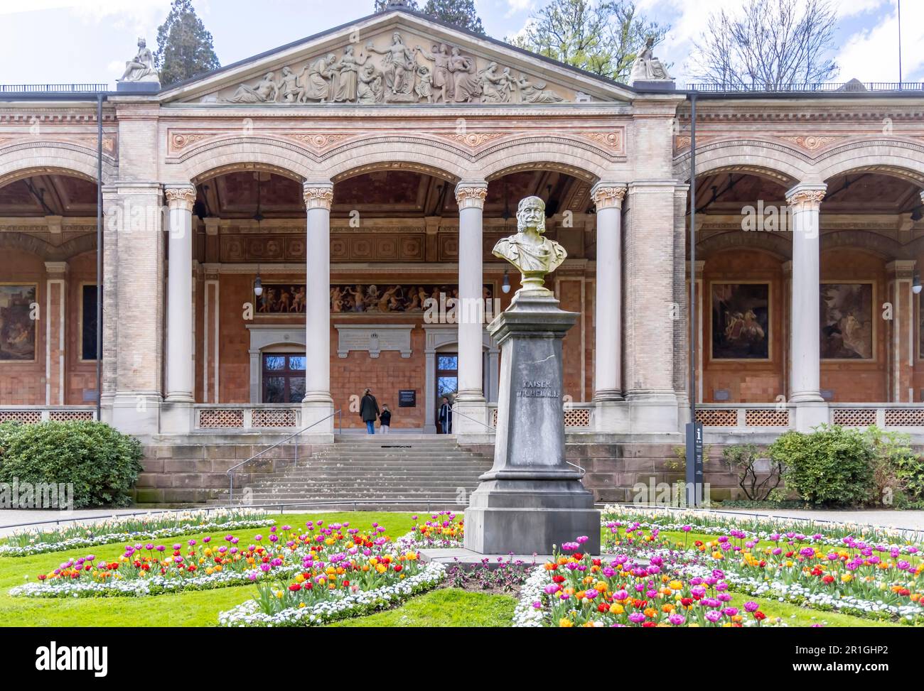 Trinkhalle, Wandelhalle, Denkmal für Kaiser Wilhelm I., Baden-Baden, Baden-Württemberg, Deutschland Stockfoto