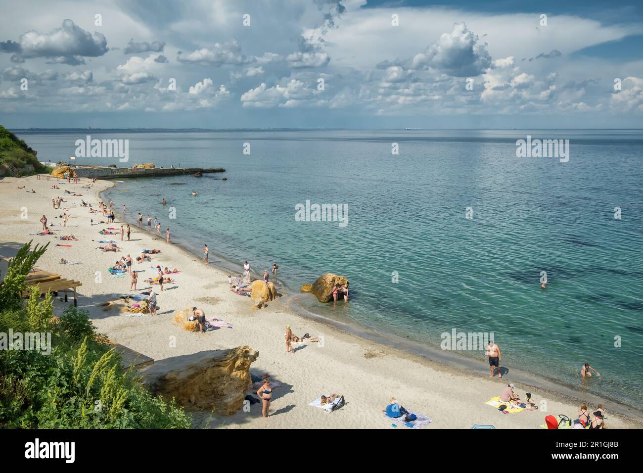 Unidentifizierte Menschen am Schwarzen Meer, Arcadia Beach in Odessa, Ukraine Stockfoto
