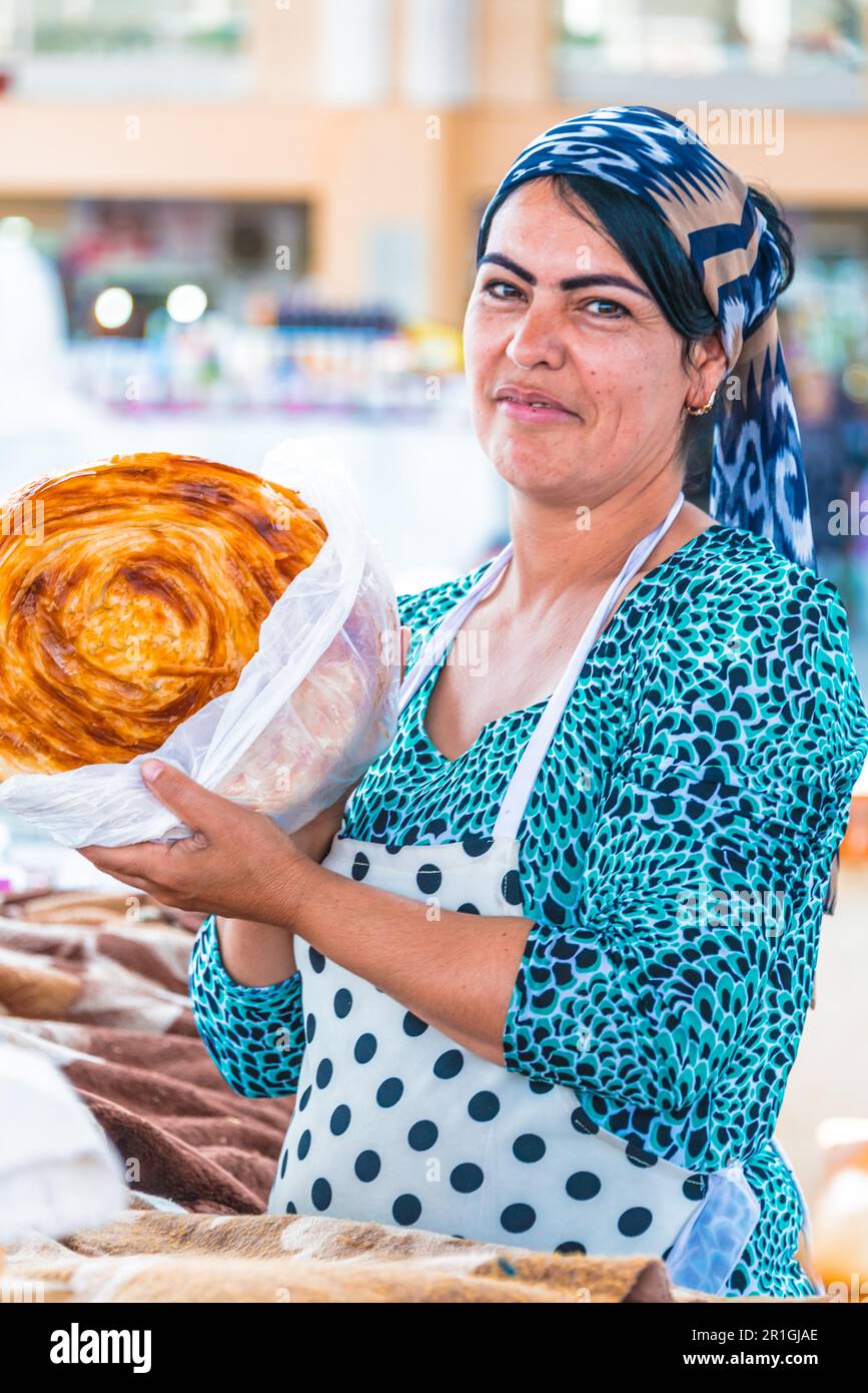 SAMARKAND, Usbekistan - Mai 10, 2019: Frau Verkauf von Brot an siab Basar im Zentrum von Samarkand, Usbekistan Stockfoto