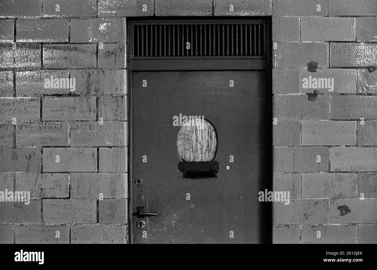 DDR, Berlin, 20.03.1990, herausgerissenes SED-Partysymbol an der Tür zum Partybüro der Reichsbahn in der U-Bahn-Station Alexanderplatz, in Stockfoto