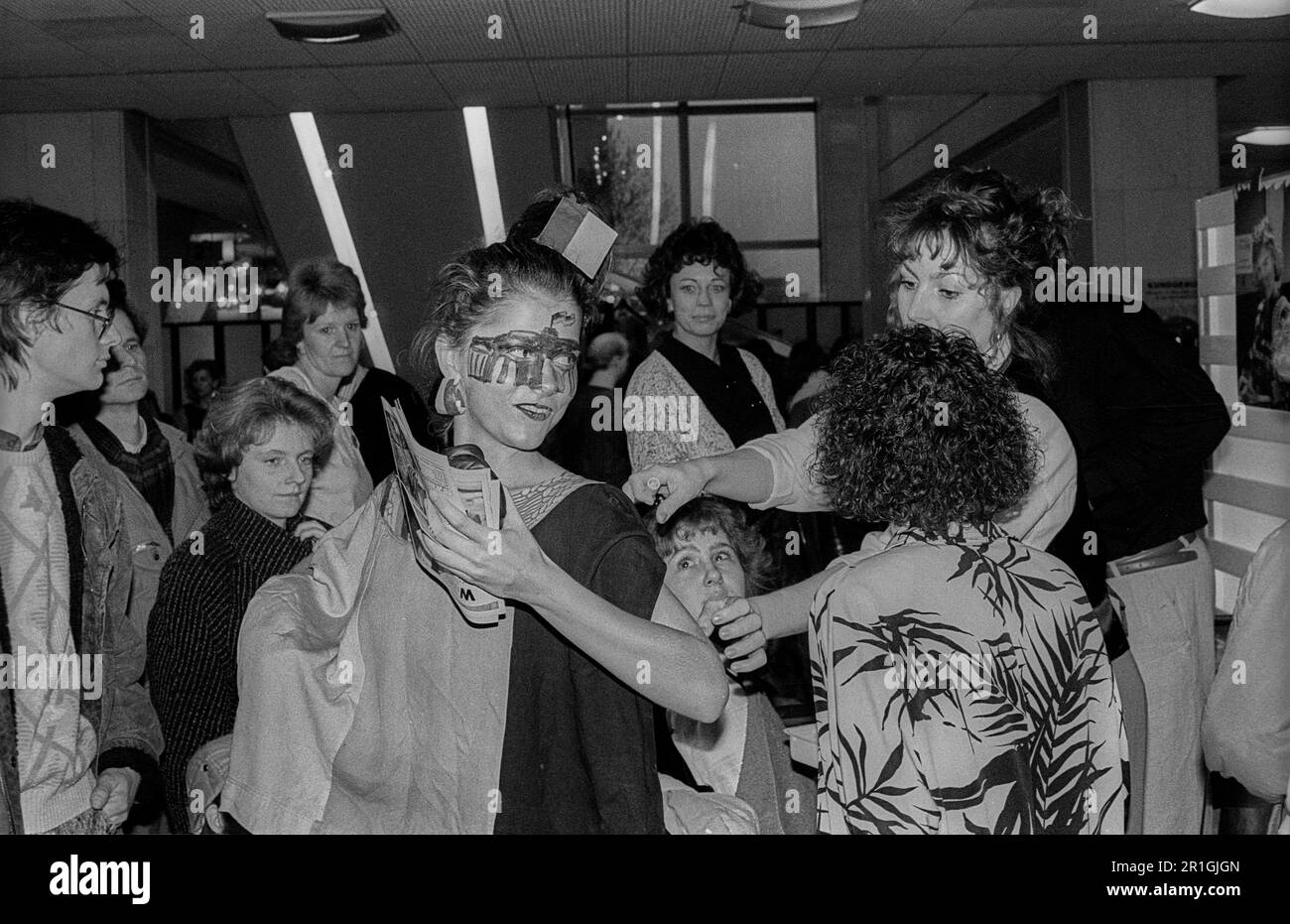 DDR, Berlin, 04.03.1990, Nachfrage nach kultureller Nutzung, Frau mit DDR-Flagge wird schikaniert Stockfoto