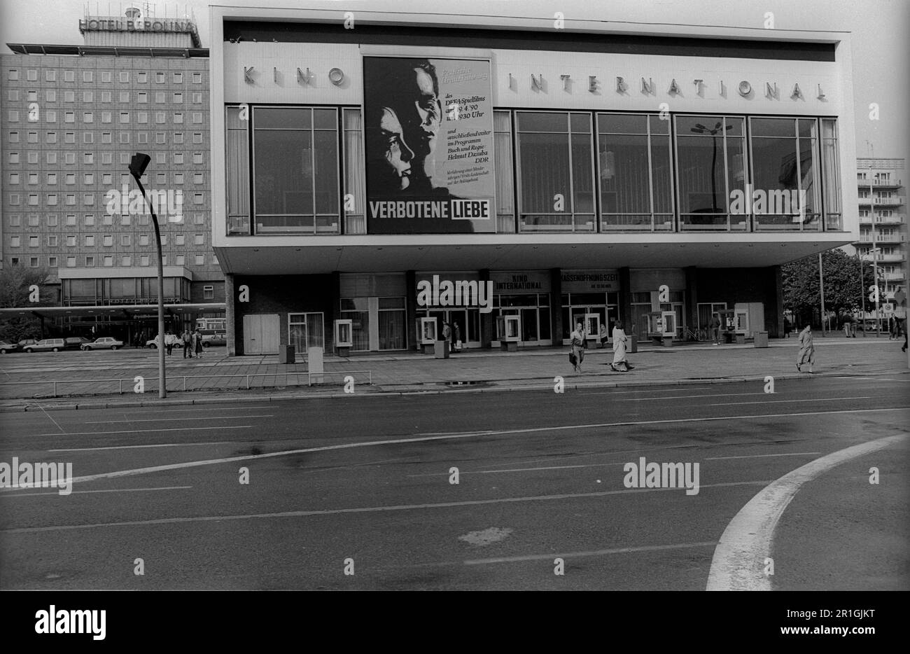 DDR, Berlin, 23.04.1990, Kino International, Karl-Marx-Allee, Film Verbotene Liebe, Hintergrund: Hotel Berolina Stockfoto