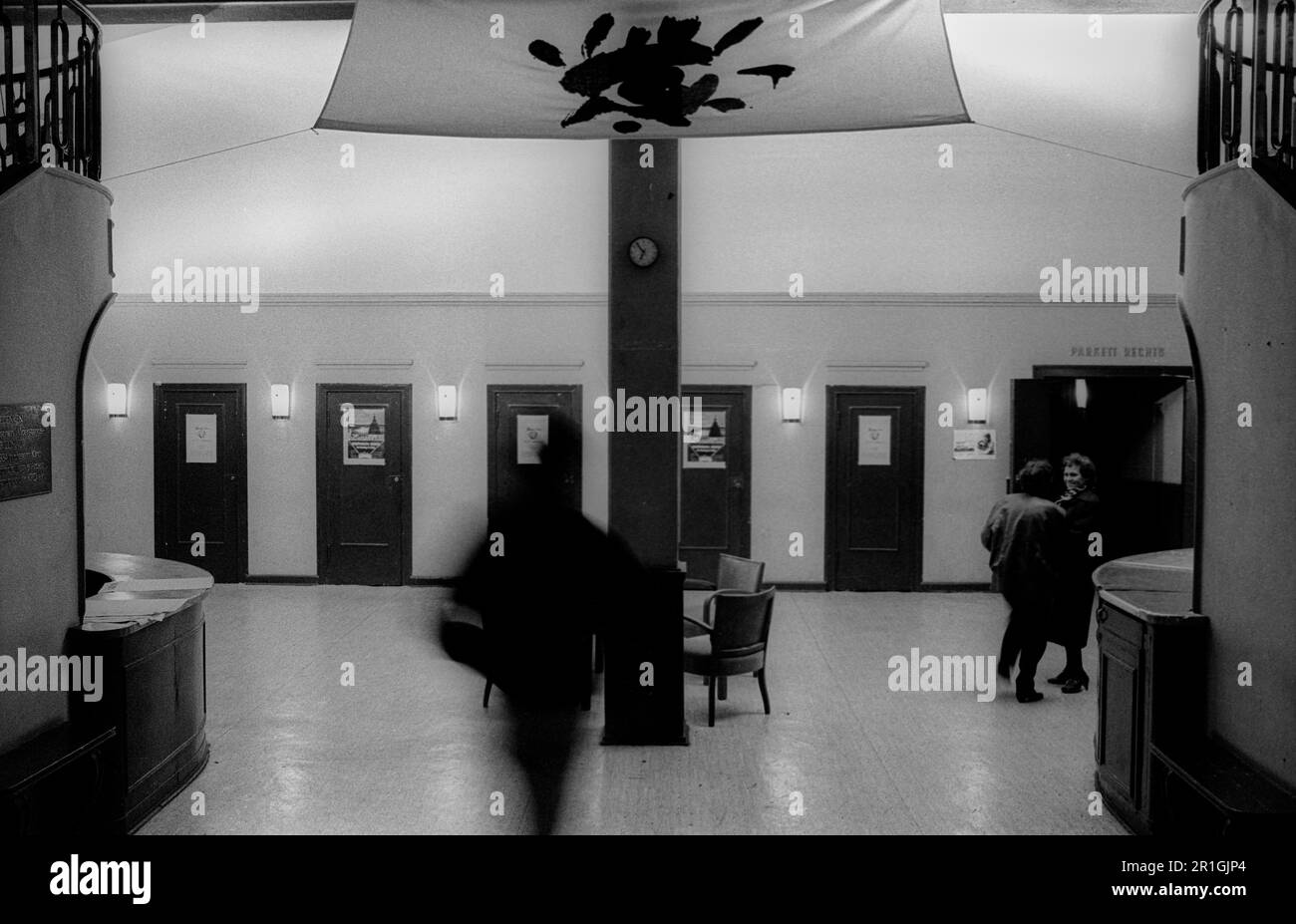 DDR, Berlin, 23.04.1990, Babylon Cinema, am Rosa-Luxemburg-Platz, Foyer Stockfoto