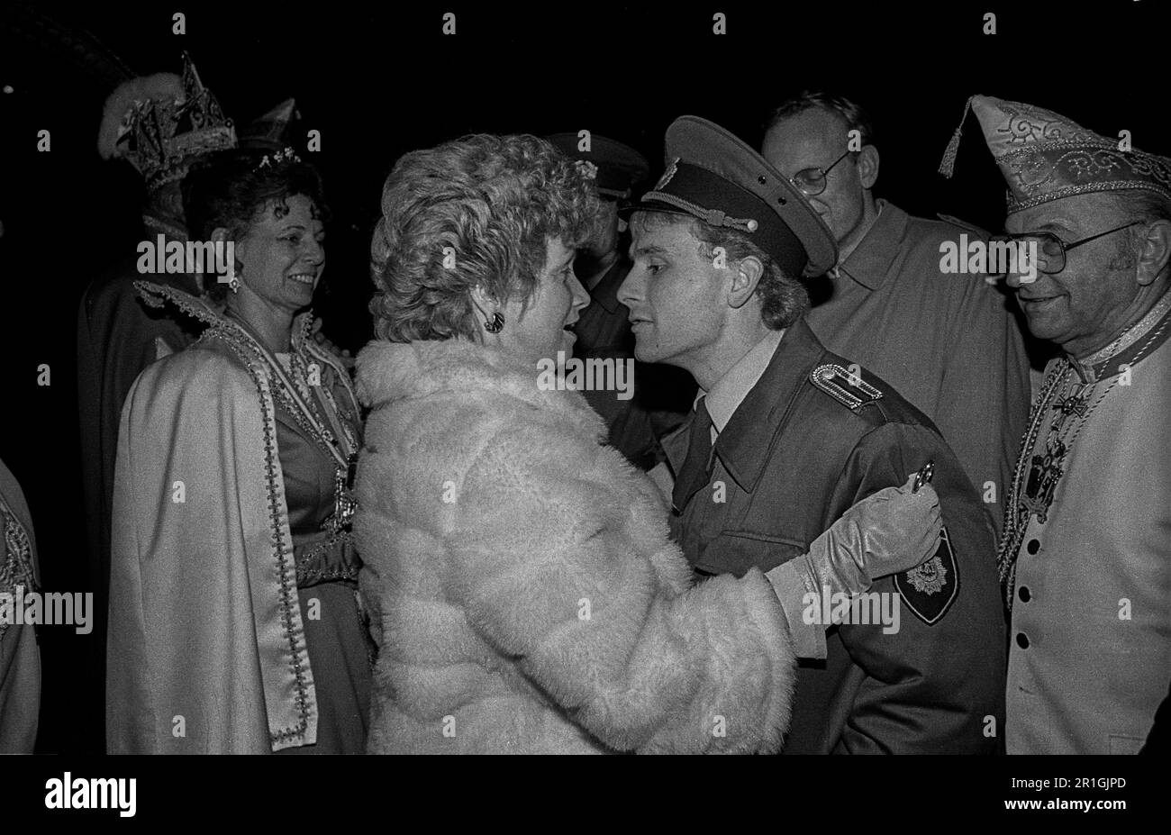 DDR, Berlin, 12.02.1990, Narren und Grenzsoldaten (NVA), Karneval (Abriss der Mauer am Reichstag), für einen Kuss hat ein Soldat (Armee) Stockfoto