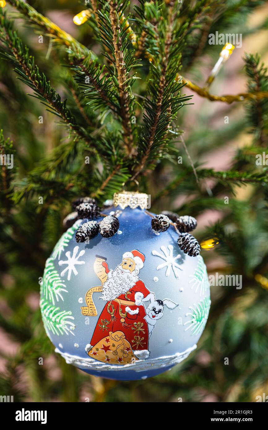 Blaue Glaskugel, dekoriert mit weihnachtsmann-Bild auf dem weihnachtsbaum  aus der Nähe des Innenraums Stockfotografie - Alamy