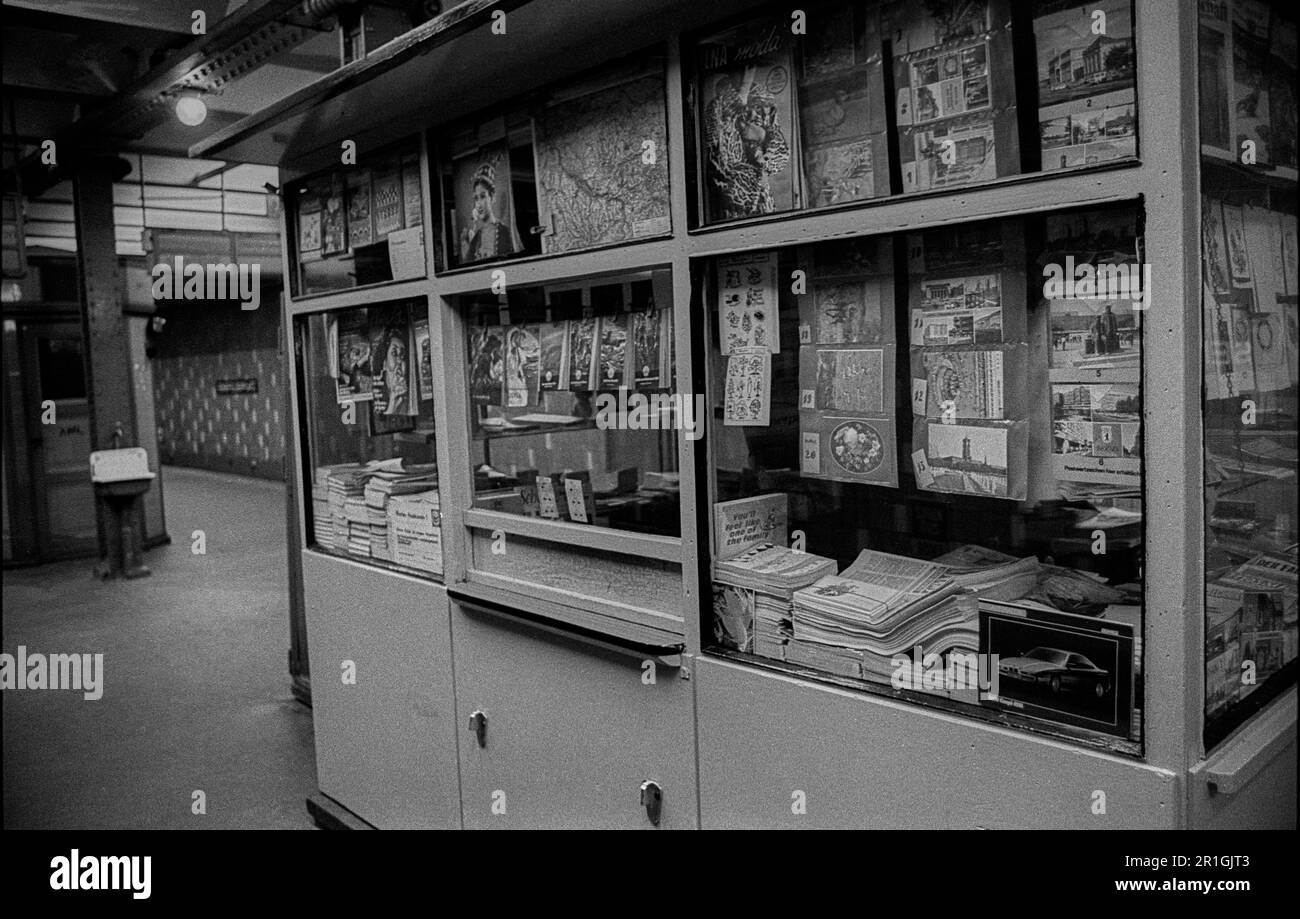 DDR, Berlin, 07.03.1990, Zeitungskiosk in der U-Bahn-Station Senefelderplatz Stockfoto