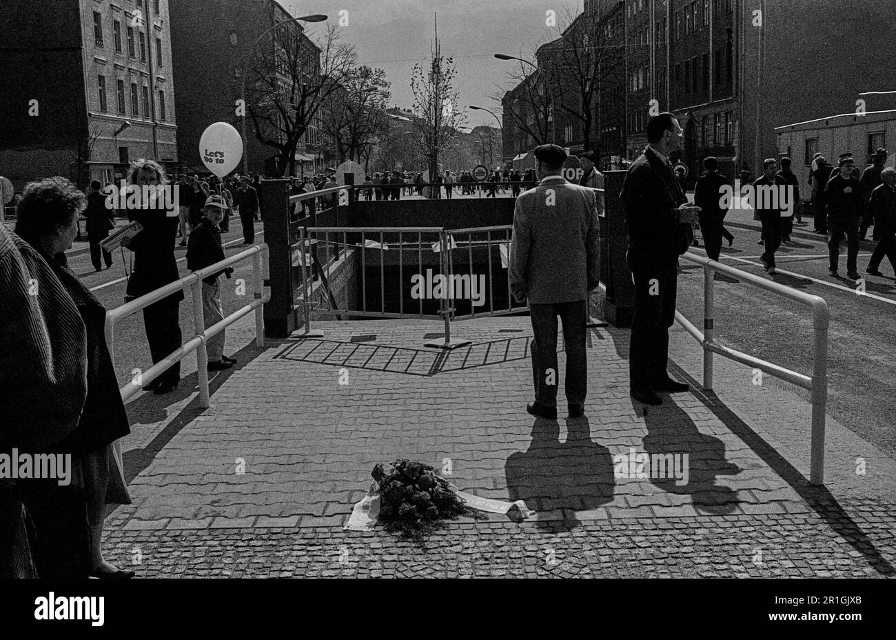 DDR, Berlin, 04.04.1990, ehemalige Grenze, U-Bahn-Station Bernauer Straße noch geschlossen, Brunnenstraße, Blumen für die Opfer des Gebäudes von Stockfoto