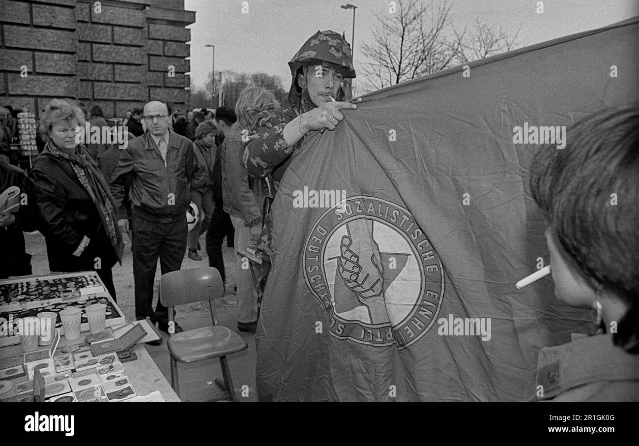 DDR, Berlin, 22.02.1990, SED, Flagge, Wänden-Hype im Reichstag Stockfoto