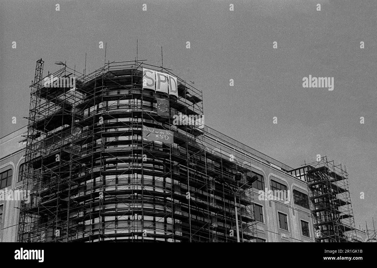 DDR, Berlin, 16.03.1990 (DDR), Casino in Leipziger Straße, Mauerstraße: Bauarbeiter des EPD (und Europa) noch im Bau und Stockfoto