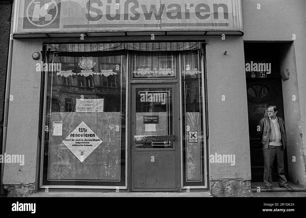 DDR, Berlin, 16.03.1990, Wir renovieren: Süßwaren (Geschäft) Stockfoto