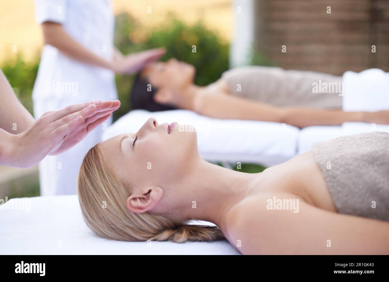 Reiki, Gesichtsfluss und Frauen im Spa für Gesundheit, Wellness und Chakra Energie Heilung mit luxuriöser Stresslinderung. Schönheitssalon, Hautpflege und Stockfoto