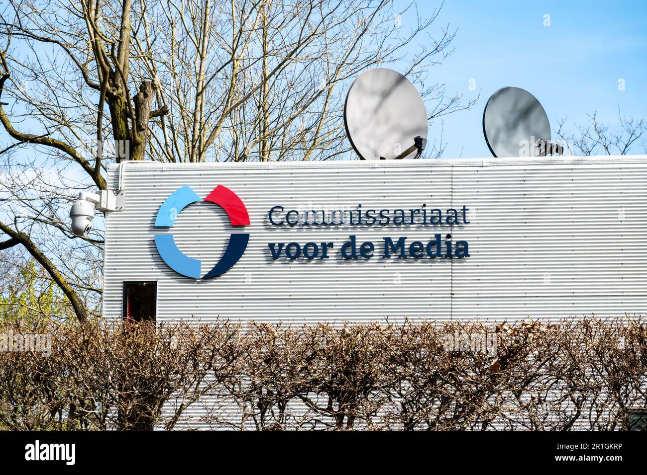 Niederländische Medienbehörde, Name und Logo auf dem Gebäude, entworfen vom Architekten Koen van Velsen mit Satellitenschüssel, 2023, Hilversum Stockfoto