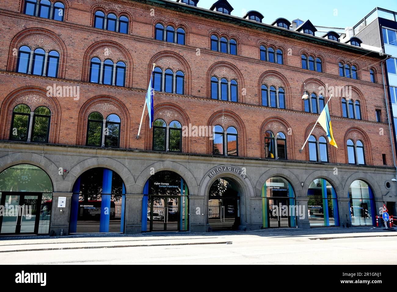 Mai 13,2023/EU und ukrianische Flagge über Europa Huse oder eurpean Uniion House in der dänischen Hauptstadt Kopenhagen. (Foto: Francis Joseph Dean/Dean Pictures) Stockfoto