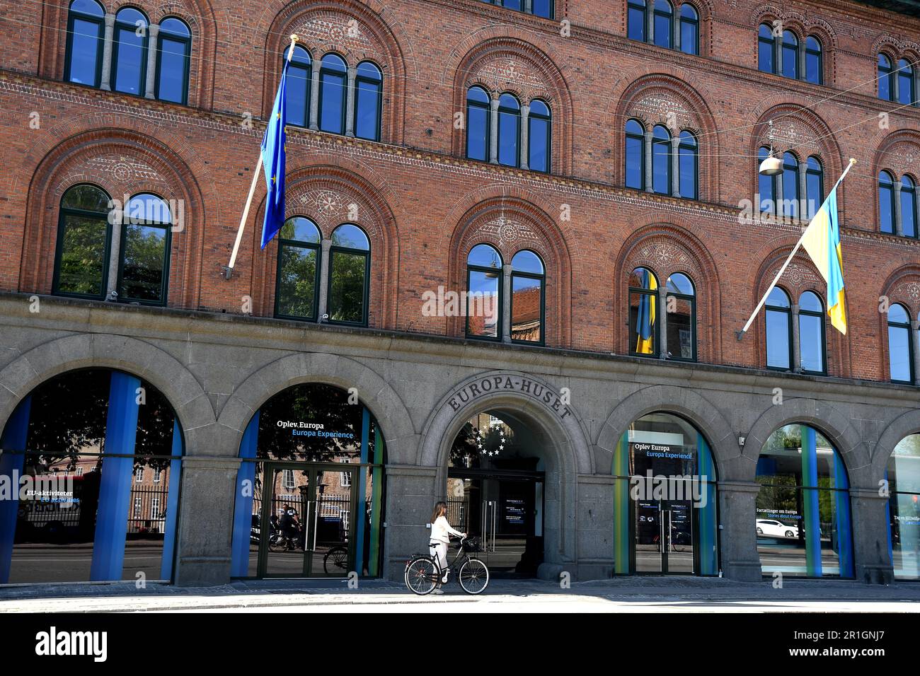 Mai 13,2023/EU und ukrianische Flagge über Europa Huse oder eurpean Uniion House in der dänischen Hauptstadt Kopenhagen. (Foto: Francis Joseph Dean/Dean Pictures) Stockfoto