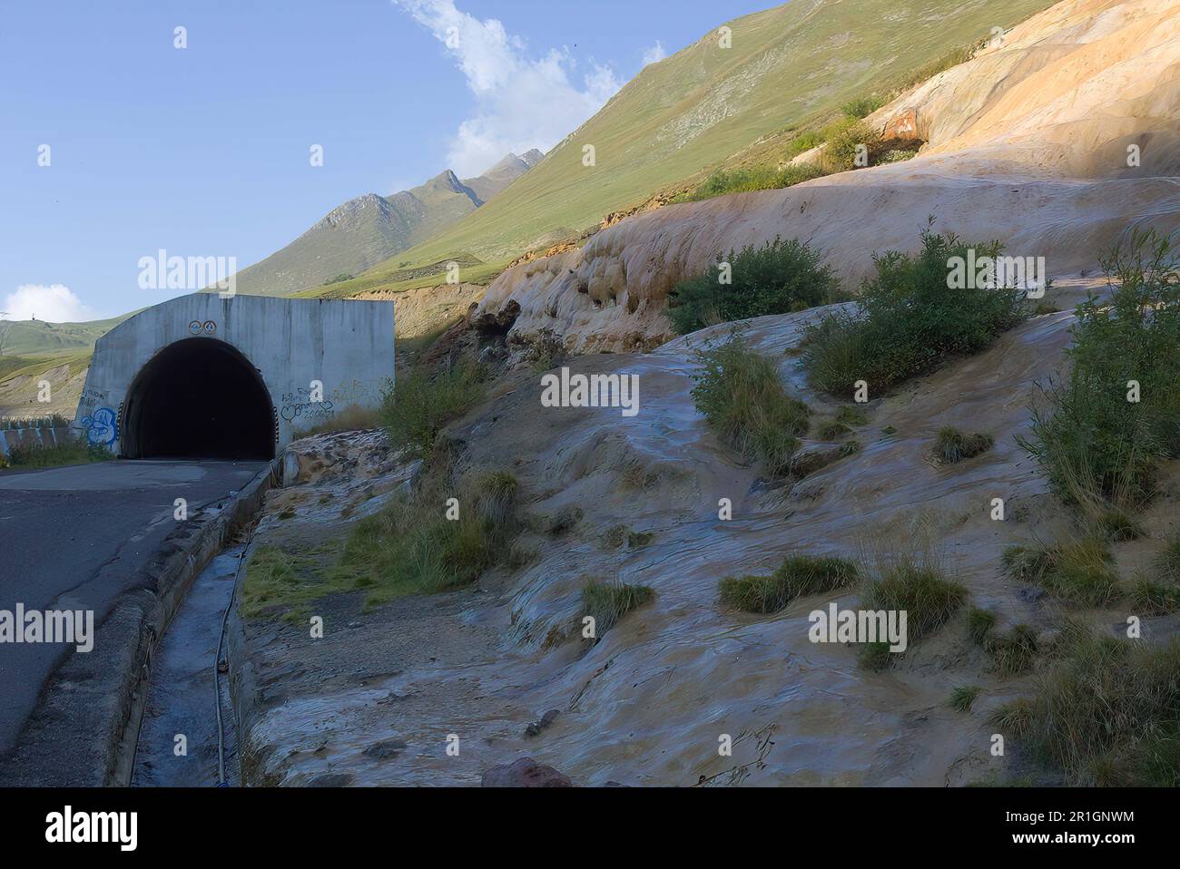 Georgian military road -Fotos und -Bildmaterial in hoher Auflösung – Alamy