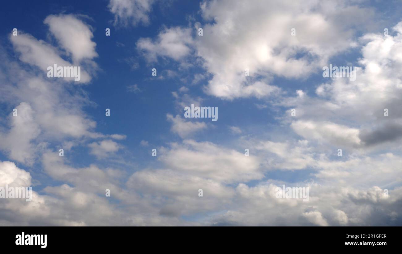 Wolkenlandschaft mit weißen, flauschigen Wolken und blauem Himmel Stockfoto