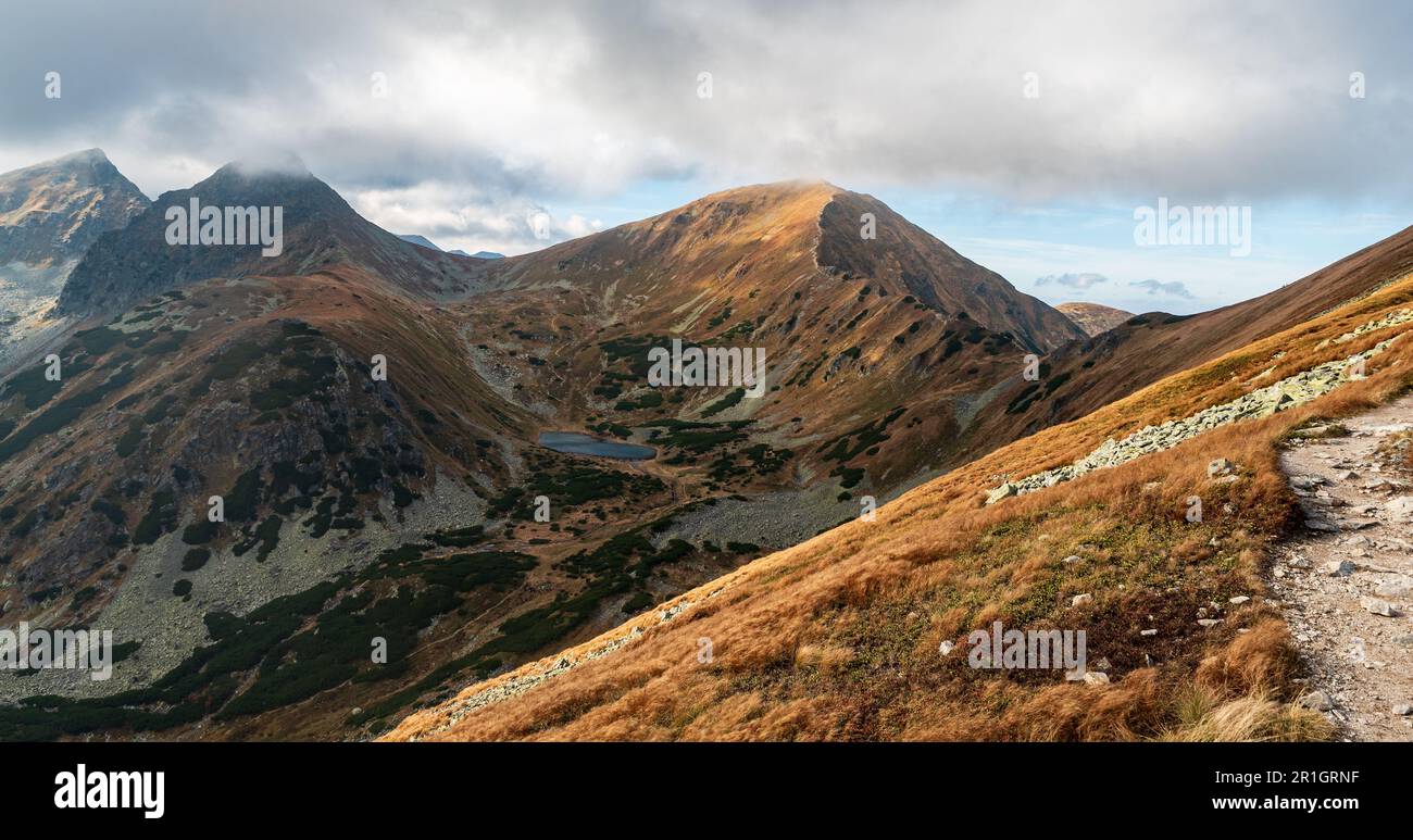 Westtatra im Herbst mit den Berggipfeln Volovec, Ostry Rohac und Placlice und dem Nizne Jamnicke Pleso See - Blick vom Wanderweg auf den Derava Hügel Stockfoto
