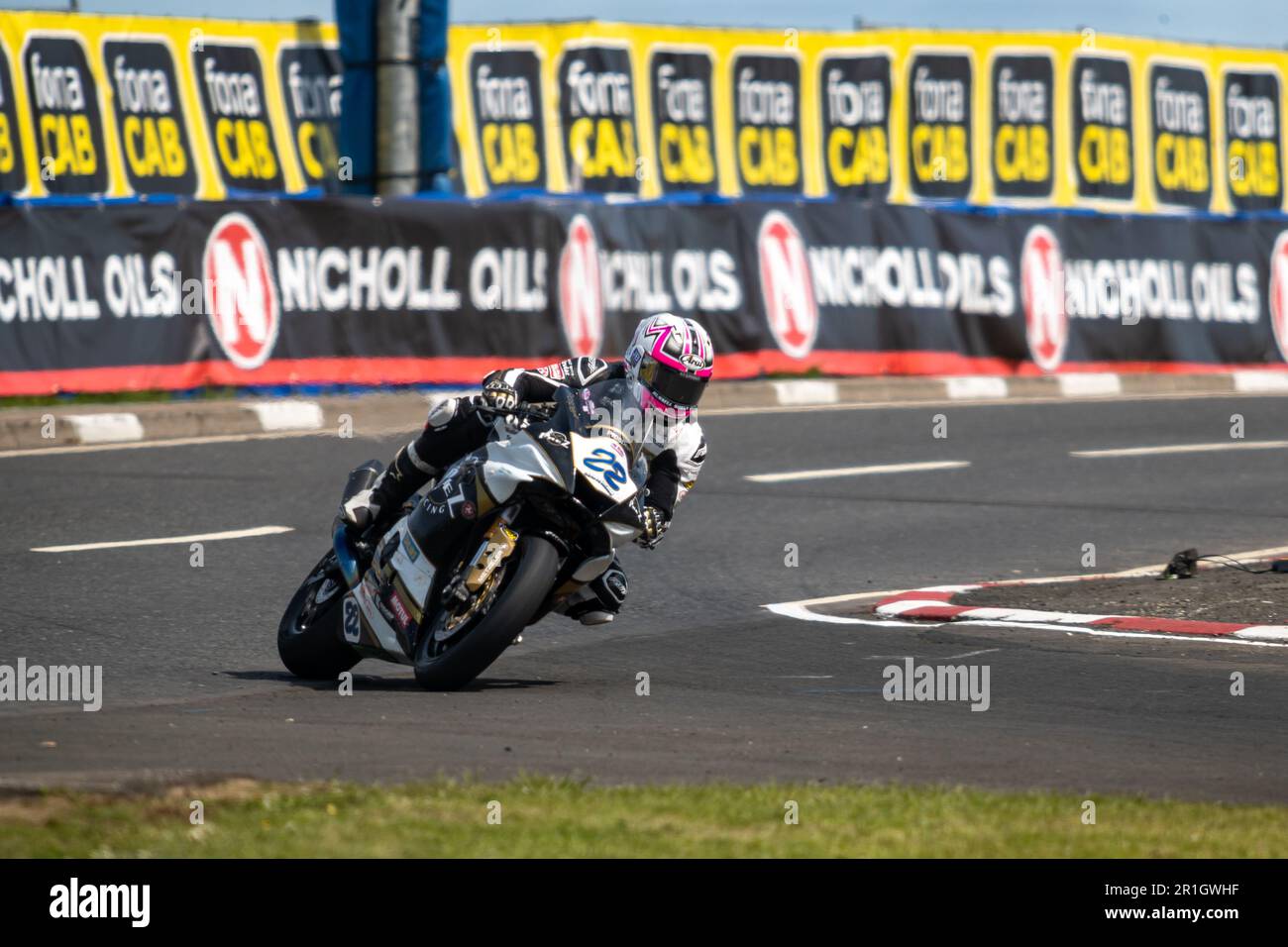 Portstewart, Großbritannien. 13. Mai 2023. Paul Jordan navigiert die Chicane beim Northwest 200 Race 2 Supersport Class Bike. Davey Todd gewann das Rennen mit Richard Cooper Second und Peter Hickman Third Credit: Bonzo/Alamy Live News Stockfoto