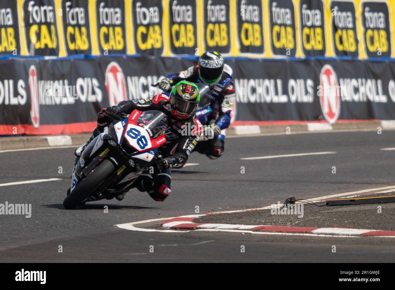 Portstewart, Großbritannien. 13. Mai 2023. Emmet O'Grady navigiert die Chicane beim Northwest 200 Race 2 Supersport Class Bike. Davey Todd gewann das Rennen mit Richard Cooper Second und Peter Hickman Third Credit: Bonzo/Alamy Live News Stockfoto