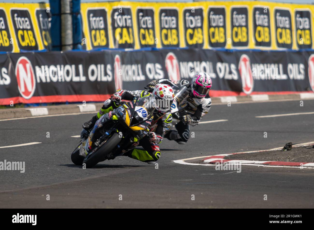 Portstewart, Großbritannien. 13. Mai 2023. KRIS DUNCAN navigiert die Chicane beim Northwest 200 Race 2 Supersport Class Bike. Davey Todd gewann das Rennen mit Richard Cooper Second und Peter Hickman Third Credit: Bonzo/Alamy Live News Stockfoto