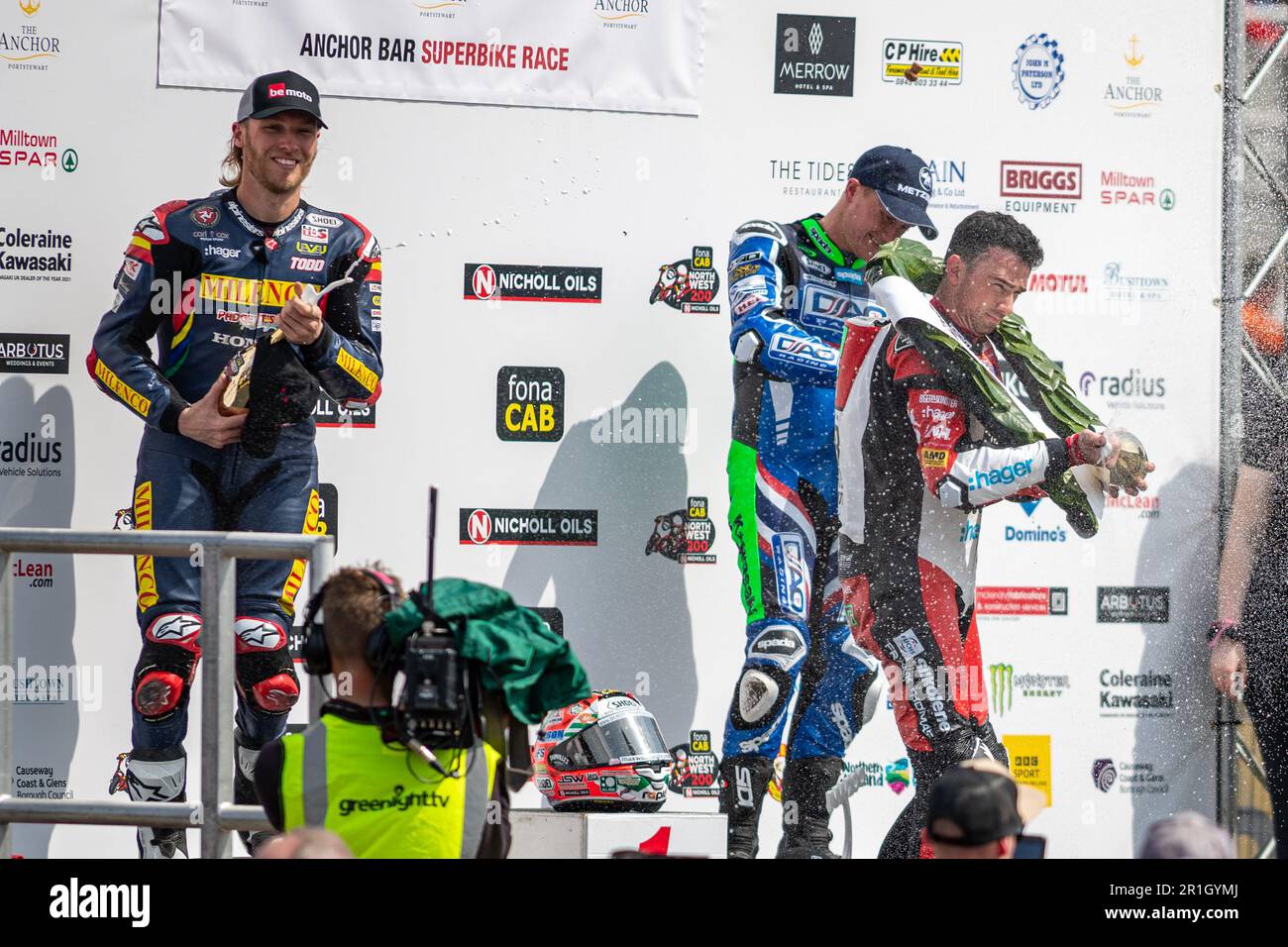 Portstewart, Großbritannien. 13. Mai 2023. Glenn Irwin auf dem Podium, nachdem er das von Anchor Bar gesponserte Superbike-Klassenrennen bei der Northwest 200 gewonnen hat. Positionen 1. Glenn Irwin. 2. Davey Todd. 3. Dean Harrison. Kredit: Bonzo/Alamy Live News Stockfoto