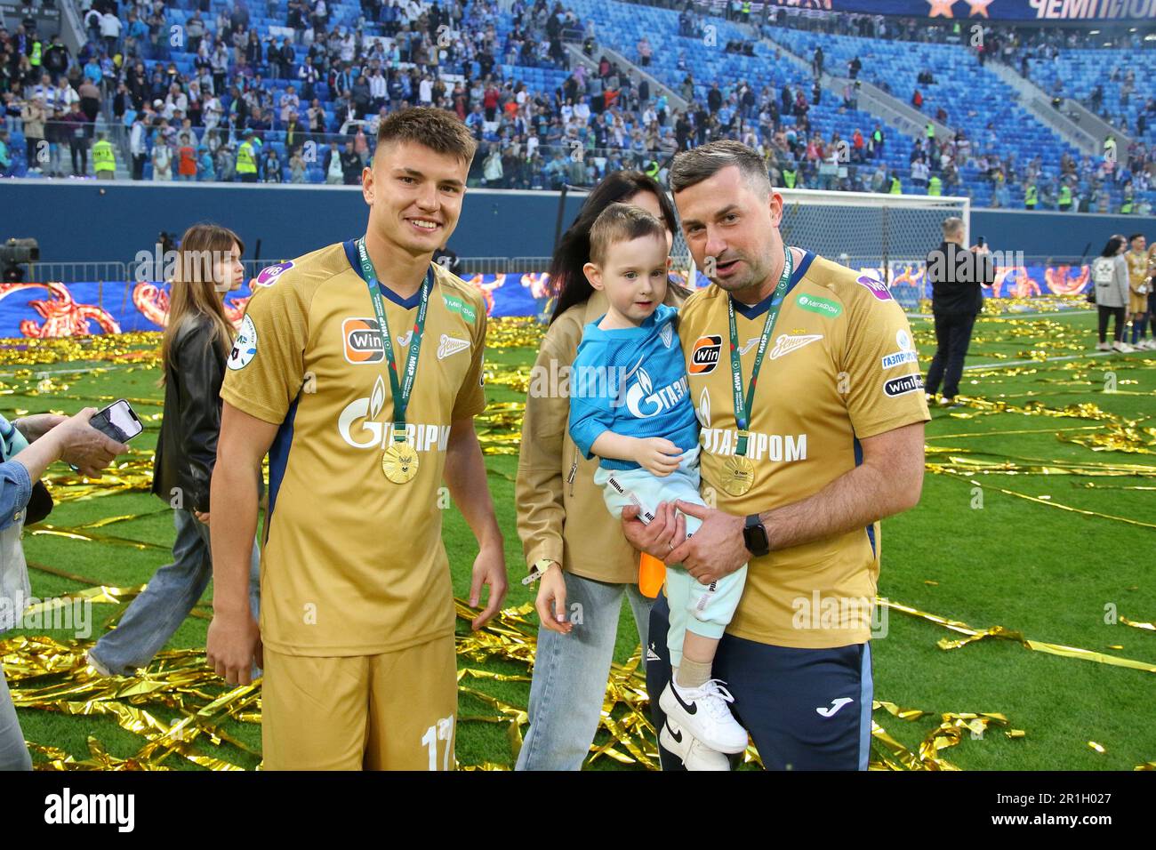 Sankt Petersburg, Russland. 13. Mai 2023. Andrey Mostovoy (17), Zenit Football Club-Spieler, feiert nach dem Spiel der 27. Runde der russischen Premier League-Saison 2022/2022, Zenit - Krasnodar, wo nach den Zenit-Spielern Goldmedaillen verliehen wurden. Zenit 2:2 Krasnodar. (Foto: Maksim Konstantinov/SOPA Images/Sipa USA) Guthaben: SIPA USA/Alamy Live News Stockfoto