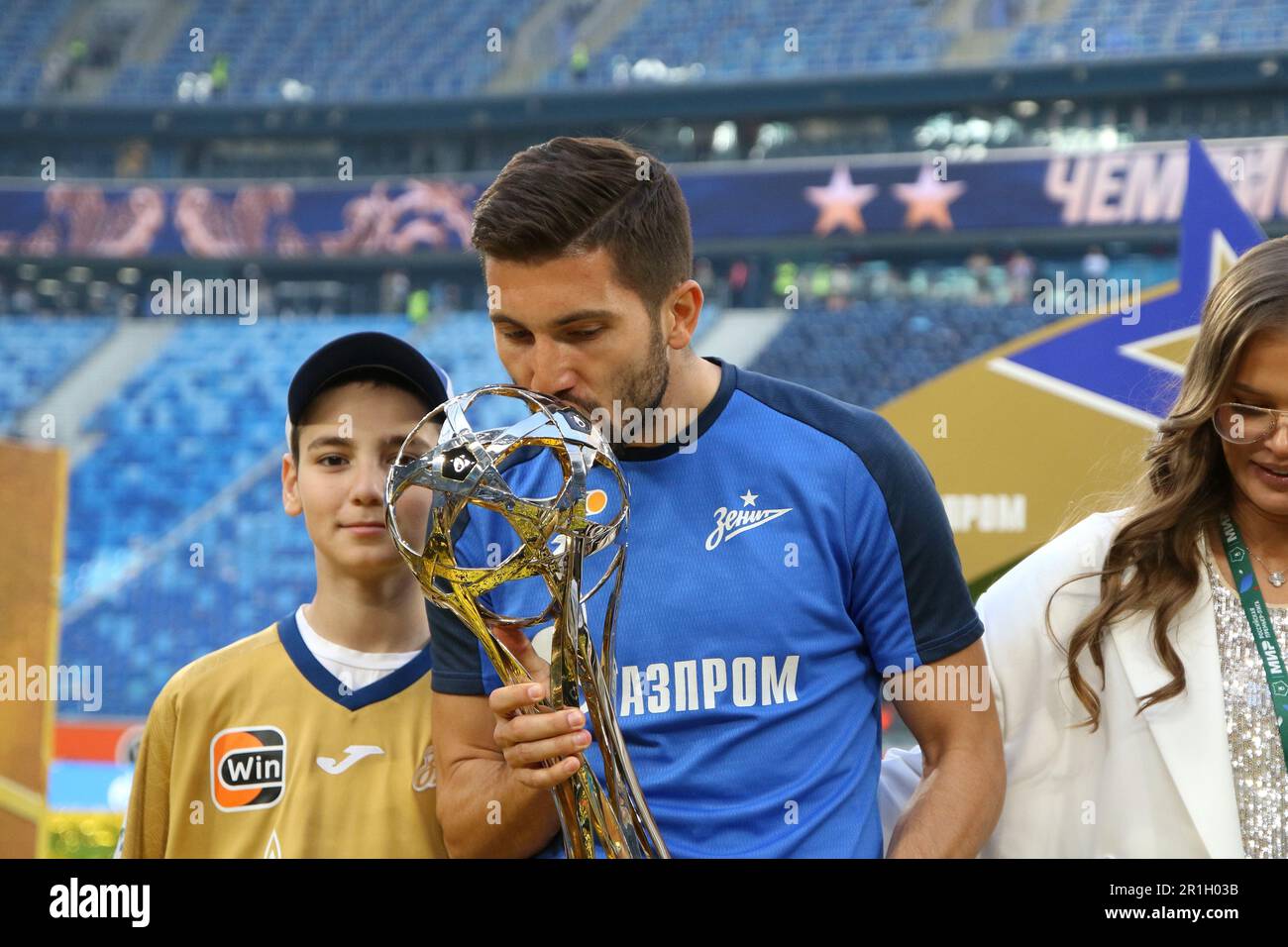 Sankt Petersburg, Russland. 13. Mai 2023. Aleksei Sutormin (19), Zenit Football Club-Spieler feiert nach dem Spiel der 27. Runde der russischen Premier League-Saison 2022/2022, Zenit - Krasnodar, wo die Spieler nach den Zenit Goldmedaillen erhalten haben. Zenit 2:2 Krasnodar. (Foto: Maksim Konstantinov/SOPA Images/Sipa USA) Guthaben: SIPA USA/Alamy Live News Stockfoto