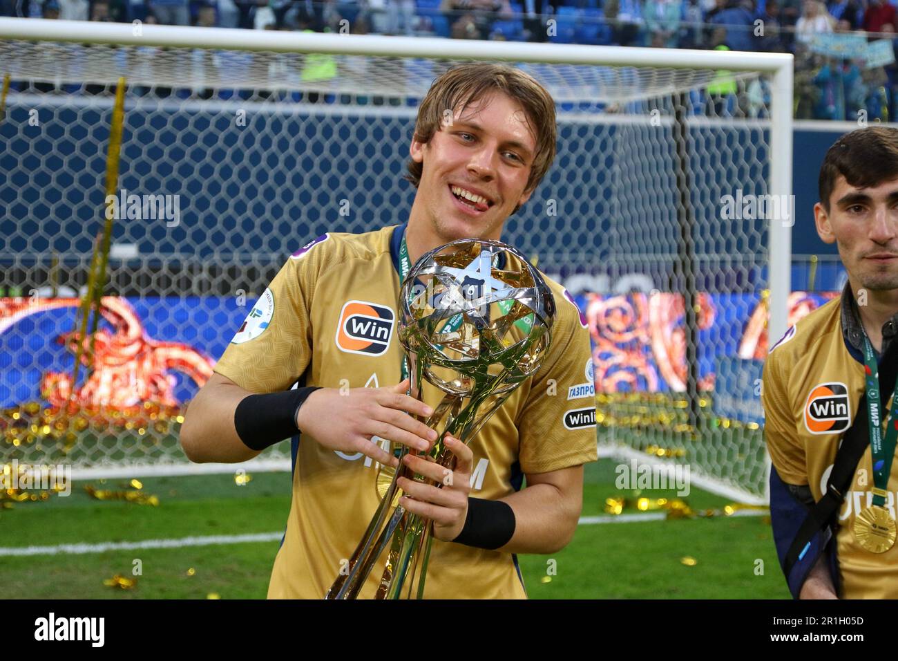 Sankt Petersburg, Russland. 13. Mai 2023. Daniil Odoevskiy (71), Zenit Football Club-Spieler, feiert nach dem Spiel der 27. Runde der russischen Premier League-Saison 2022/2022, Zenit - Krasnodar, wo die Spieler nach den Zenit Goldmedaillen erhalten haben. Zenit 2:2 Krasnodar. (Foto: Maksim Konstantinov/SOPA Images/Sipa USA) Guthaben: SIPA USA/Alamy Live News Stockfoto