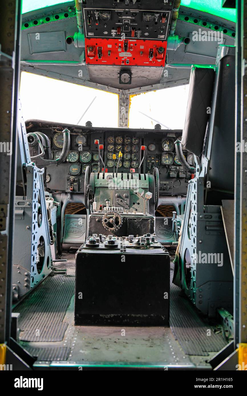 Armaturentafel oder Bedienpult von alten Militärtransportflugzeugen der Klasse C123. Stockfoto