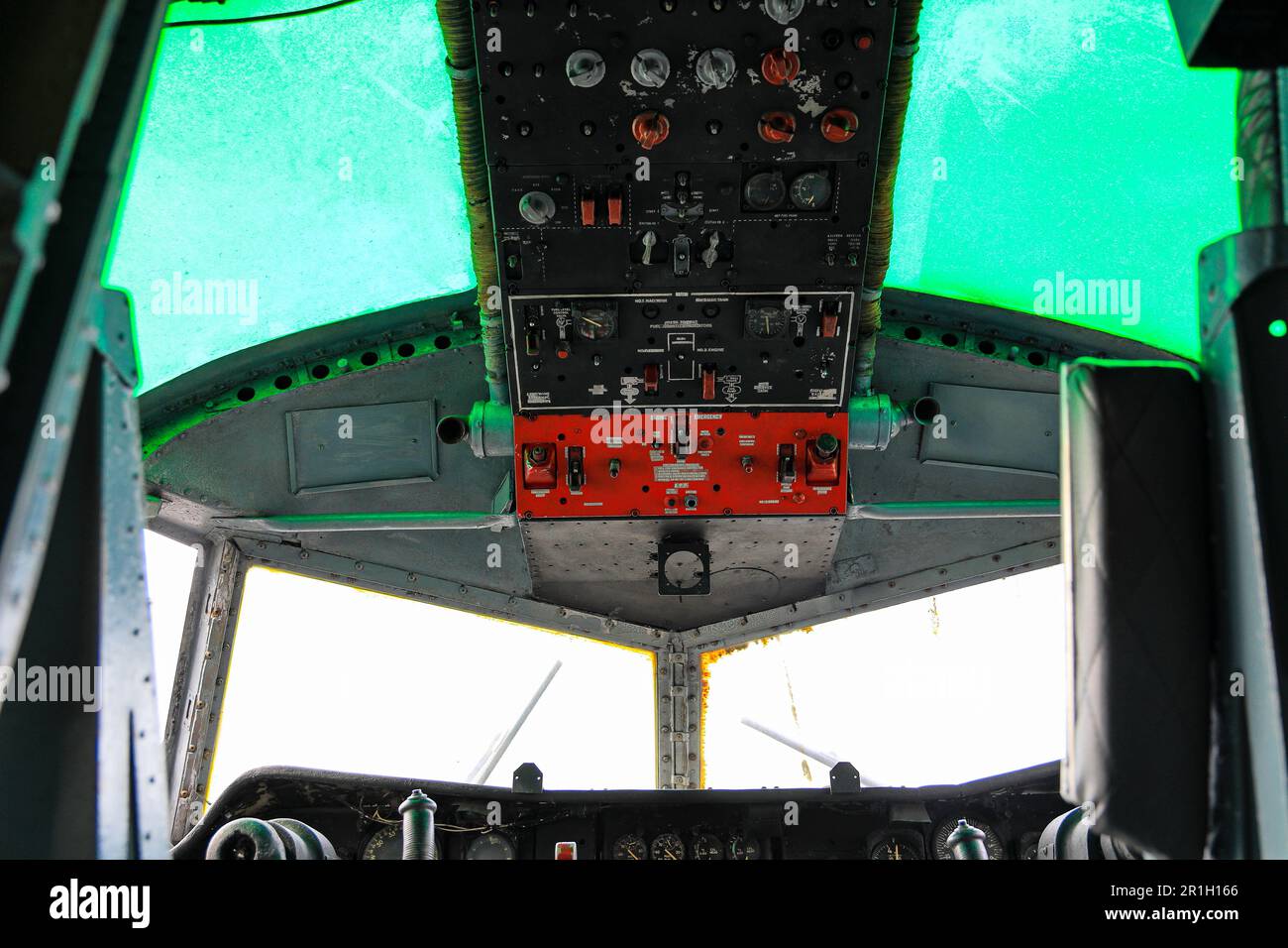 Armaturenbrett oder Steuertafel über dem Kopf von alten Militärtransportflugzeugen. Stockfoto