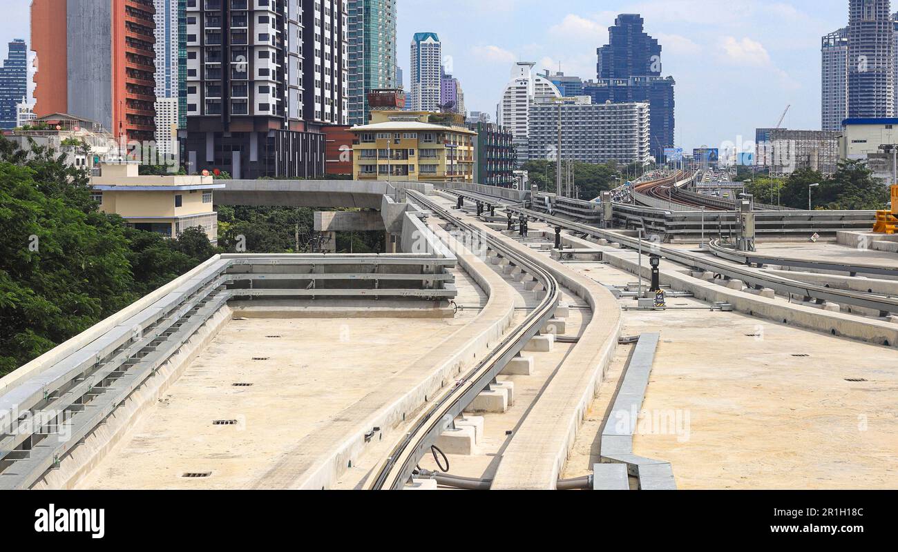Bau der Gleisstrecke des Mass Rail Transit, Eisenbahnbau auf dem Skytrain-Viadukt. Stockfoto