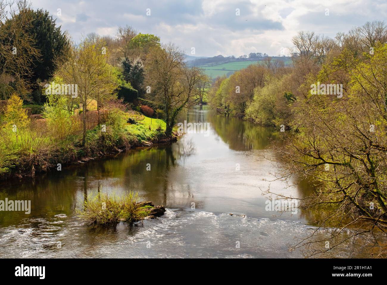 Im Brecon Beacons National Park könnt ihr den Usk (Afon Wysg) entlang in westlicher Richtung bewundern. Brynich, Brecon (Aberhonddu), Powys, Wales, Vereinigtes Königreich, Großbritannien Stockfoto