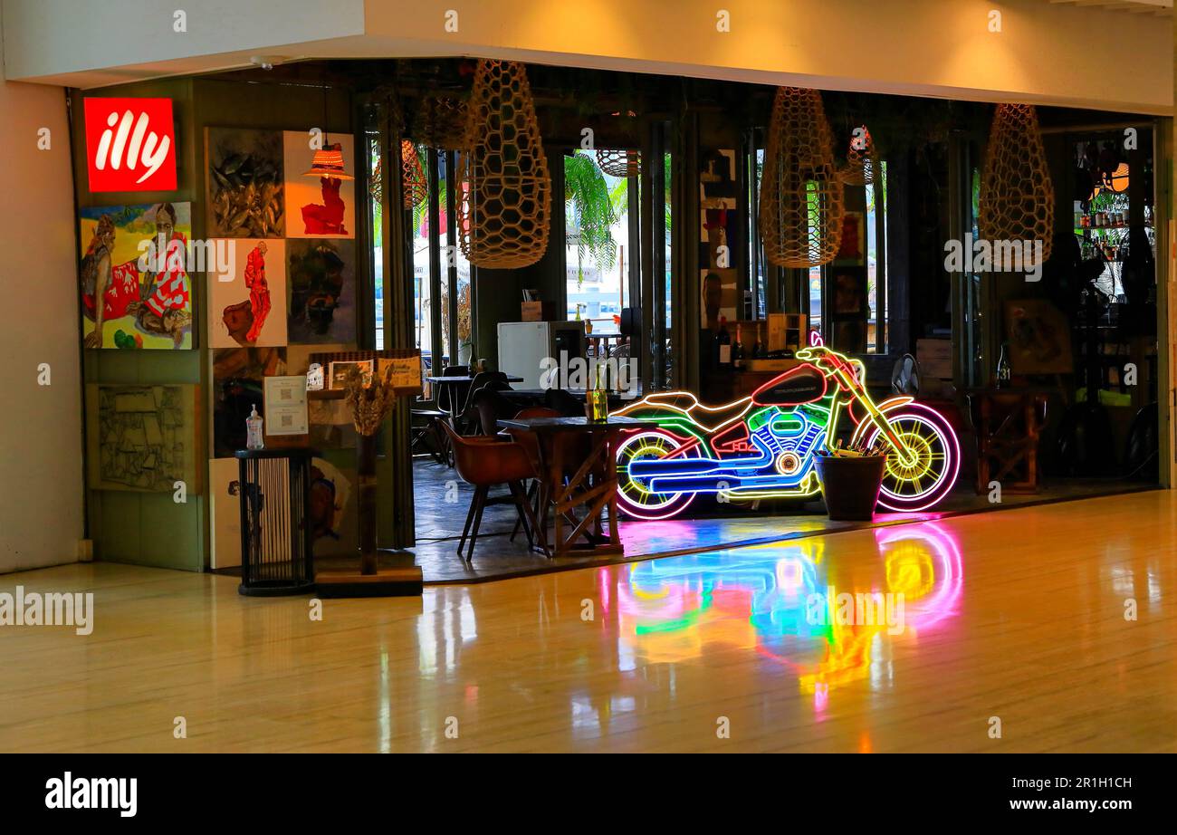 Modernes Design des Restaurants, bunte Lichtdekoration für einen schönen Club. Stockfoto