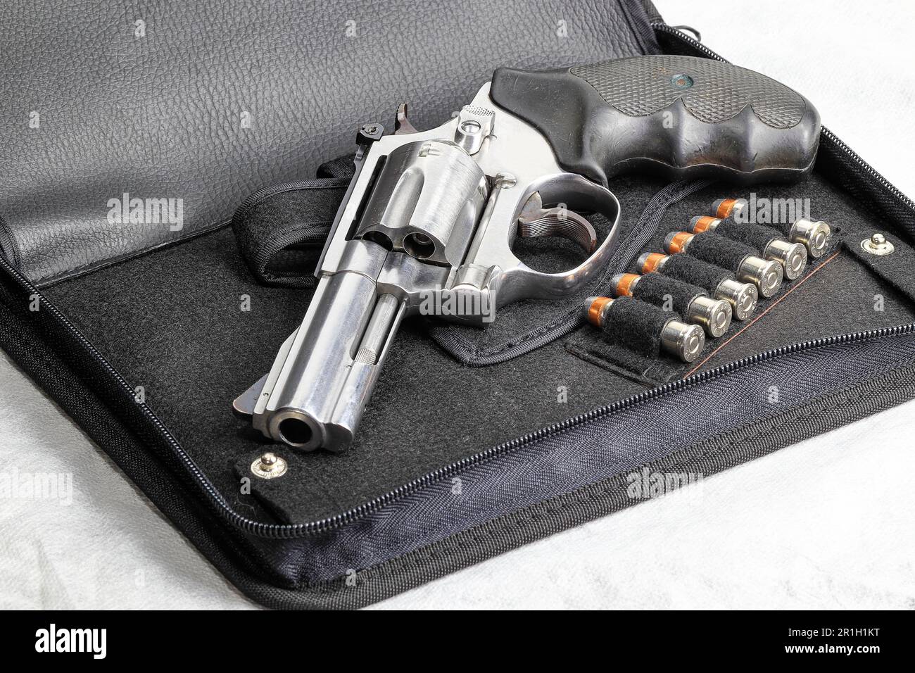 Die kompakte Revolverpistole, j-Rahmen, M60-Pistole, Seitenansicht vorn links, mit Schließzylinder, für den Einsatz vorbereitet, isoliert auf einem Pistolenbeutel. Stockfoto