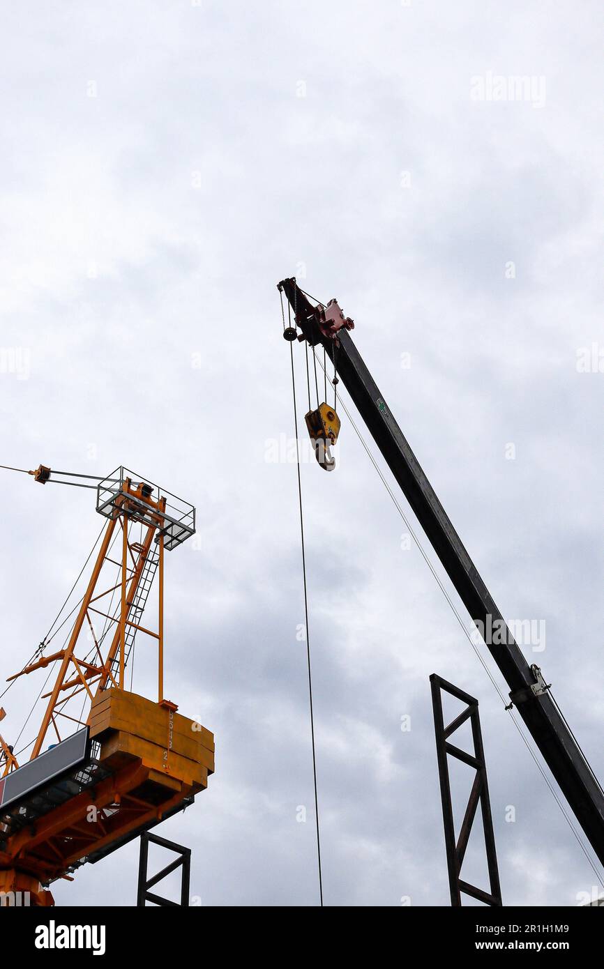 Schwerer Industriekranich, Kranwagen einsatzbereit. Stockfoto