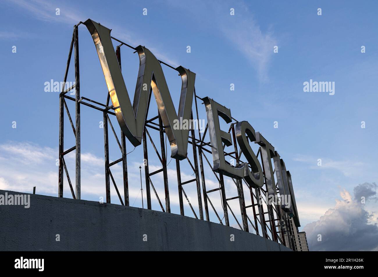 Westin Logo auf dem Dach des Hotelgebäudes mit Beleuchtung in der Dämmerung. Ein 5-Sterne-Hotel im Zentrum von Bangkok. Stockfoto