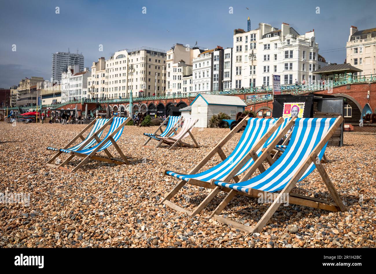 Leere Liegestühle, die paarweise am Kieselstrand in Brighton in East Sussex, Großbritannien, aufgestellt wurden. Brighton, eine lebendige und pulsierende Stadt, ist ein beliebtes Reiseziel Stockfoto