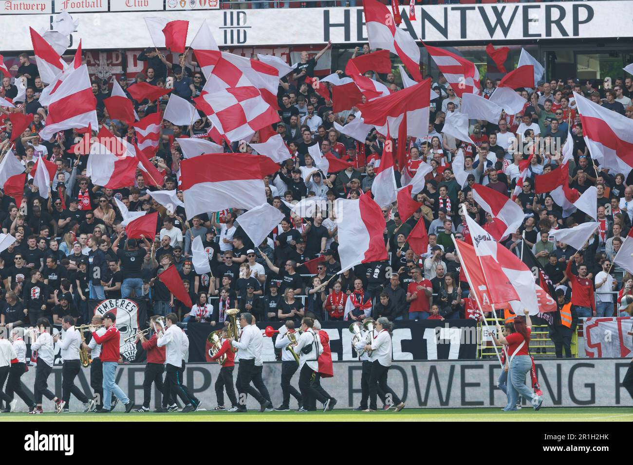 Antwerpens Fans wurden zu Beginn eines Fußballspiels zwischen dem Royal Antwerpener FC RAFC und dem Club Brügge KV am Sonntag, den 14. Mai 2023 in Antwerpen, am 3. Tag der Abspielungen der Champions in der ersten Liga der „Jupiler Pro League“ der belgischen Meisterschaft dargestellt. BELGA FOTO KURT DESPLENTER Stockfoto